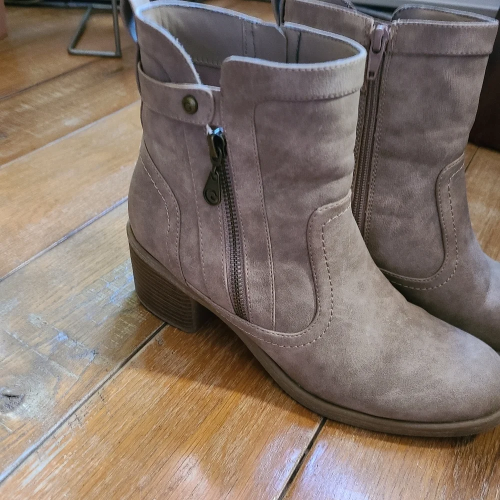 G by Guess Lezlee Zip Up Boots Tan Beige Size 9 - Picture 3 of 13